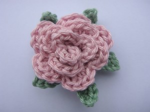 crochet rose brooch in pink